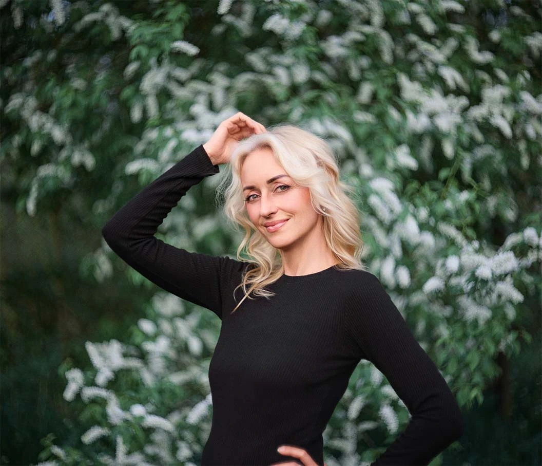Precizní snímek ženy v přírodě s perfektní retuší