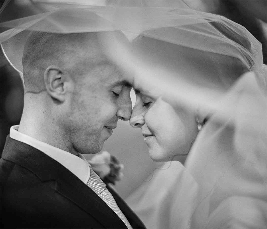 Svatební fotograf z Potštejna zachytil novomanžele v zamilovaném objetí